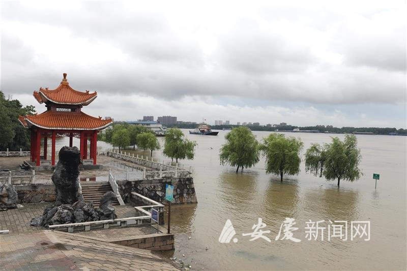 宿松江畔水位新跃升，碧波荡漾映繁华